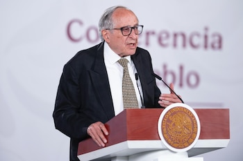 El Dr. David Kershenobich Stalnikowitz en conferencia matutina este martes 19 mayo. Foto: Presidencia