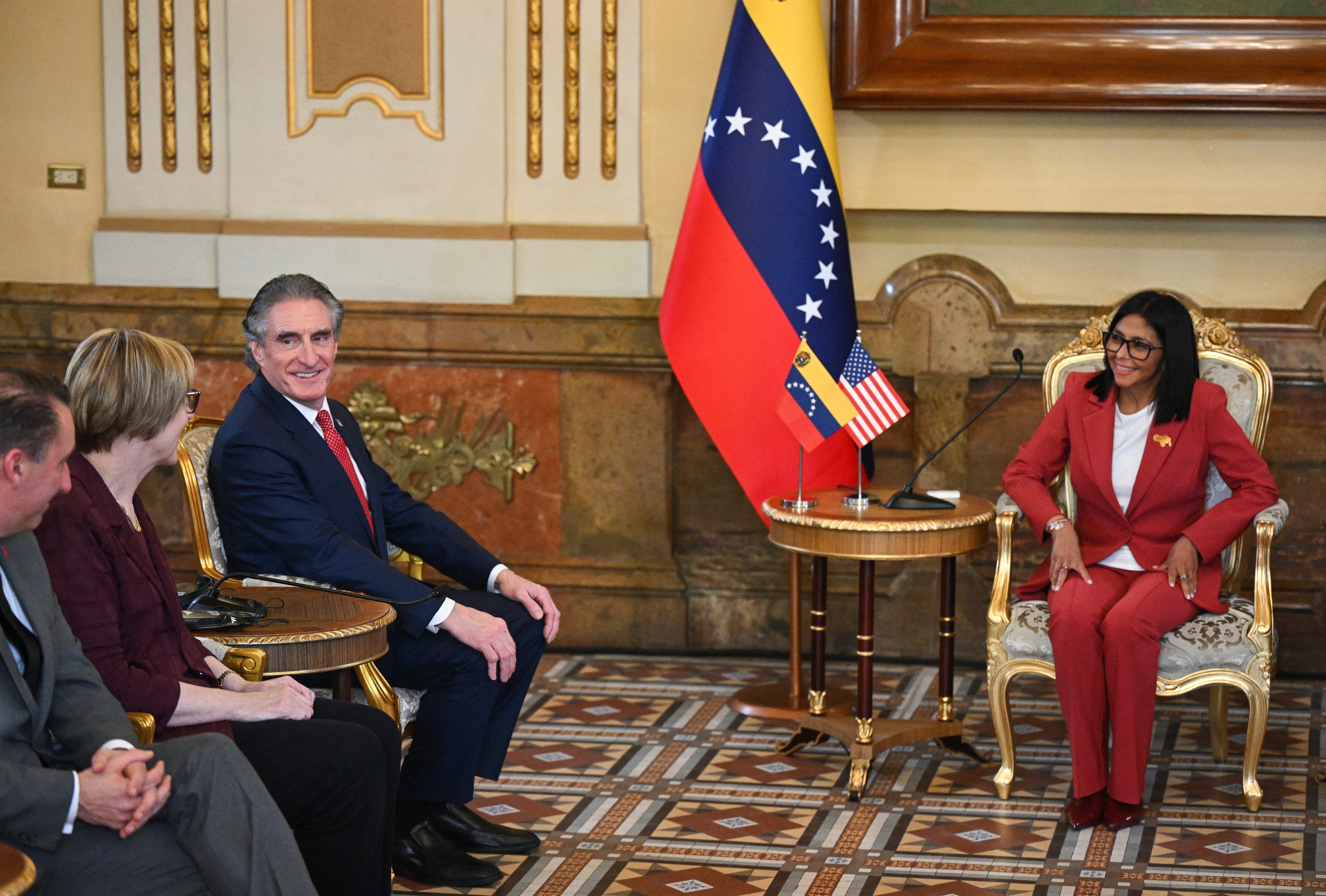 Delcy Rodriguez se reunió con el secretario del Interior de Estados Unidos, Doug Burgum, en el Palacio de Miraflores, Caracas (AFP)