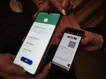 27-11-2021 Una persona muestra su certificado de vacunación contra el Covid-19, a 27 de noviembre de 2021, en Pamplona, Navarra (España). El pasaporte Covid se convierte en requisito para entrar a determinados y eventos en Navarra desde este sábado. La medida estará vigente hasta el 7 de enero de 2022.
POLITICA
Eduardo Sanz - Europa Press