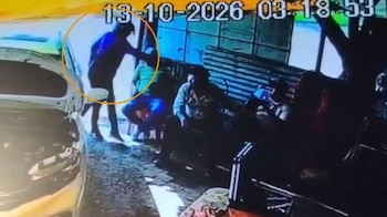 Varios medios locales y usuarios en redes sociales difundieron el video en el que se observa cómo el sicario ingresa hasta el taller mecánico y dispara en reiteradas ocasiones contra Guzmán Parada - crédito red social X