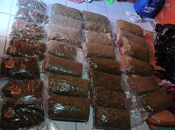La PNC y la unidad K9 incautaron 28 paquetes adicionales de marihuana, teléfonos celulares y 805 dólares en la vivienda donde se hospedaban los sospechosos./ (Redes Gustavo Villatoro)