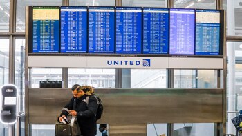 Suspenden un millar de vuelos