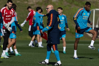 Puede ir convocado al Mundial 2026 un futbolista que no está en la prelista de 55 de Luis De la Fuente. (EFE/Sergio Pérez)