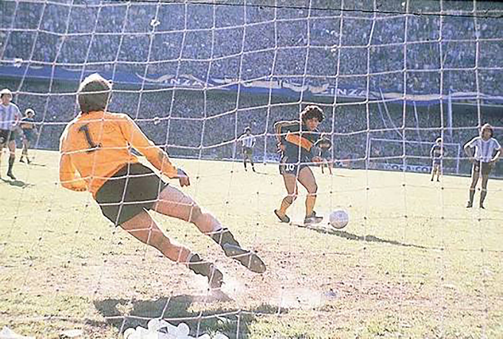Alberto Vivalda ya se movió hacia su izquierda, mientras que Diego la acaricia de zurda para convertir el penal que sería decisivo para el título