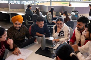 Estudiantes internacionales socializando y estudiando
