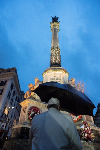 Francisco depositó una ofrenda floral