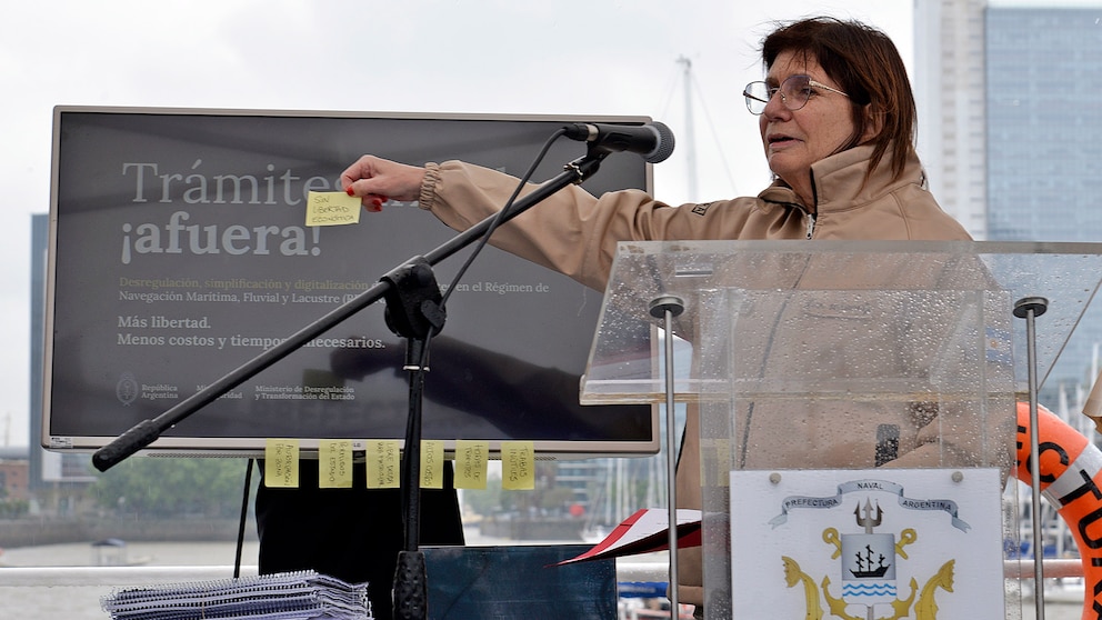 Bullrich fue arrancando papelitos que estaban pegados a un monitor para mostrar las regulaciones que se eliminarán en la navegación.