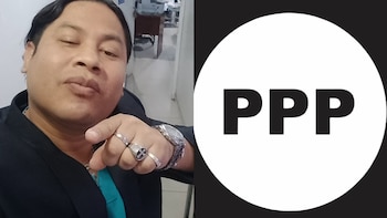 Christian Marco Gutiérrez Guzmán apuntando con la mano derecha junto al logotipo del Partido Patriótico del Perú con las letras PPP