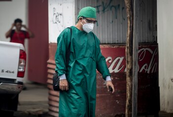 Hasta junio pasado, al menos 16 médicos habían sido despedidos de hospitales públicos de México sin explicaciones, tras reclamar equipos de bioseguridad y recomendar medidas de prevención nacional. EFE/Jorge Torres/Archivo