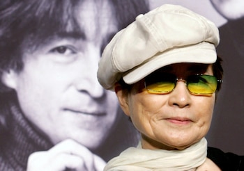 Yoko Ono fotografiada en una