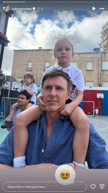 Anita García Moritán sobre los hombros de su papá en su primer día de clase (Instagram)