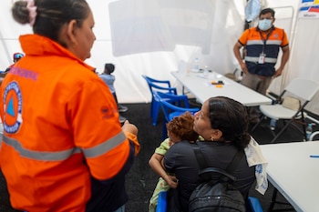 El pequeño hospital salvadoreño que brinda ayuda a venezolanos afectados por terremoto