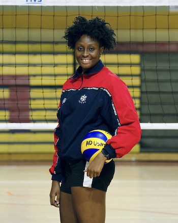 Adeola Owokoniran es opuesta, tiene