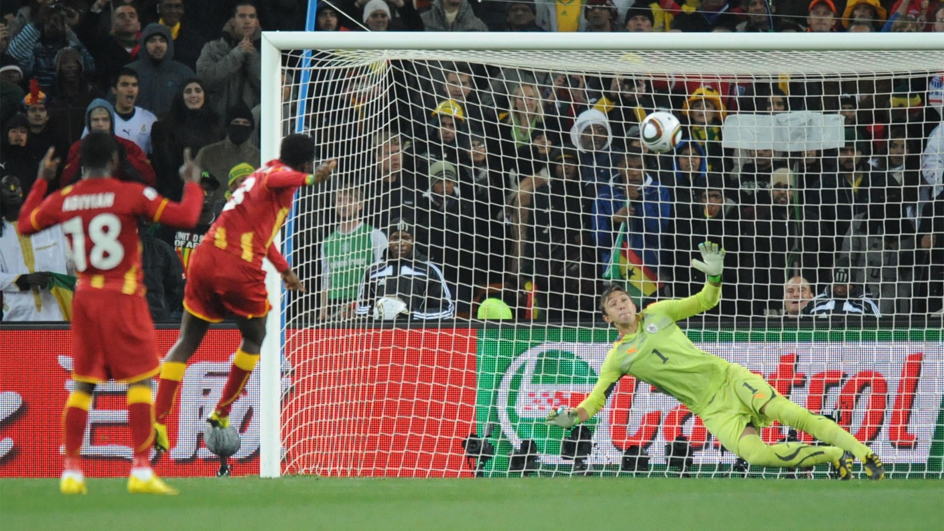 Asamoah Gyan falló el penal decisivo para Ghana en el último minuto del tiempo suplementario, diluyendo la esperanza africana en el Mundial 2010 - crédito Rodrigo Arangua/AFP