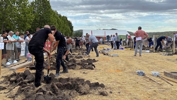 Entre picos y palas: así es el insólito concurso en Hungría donde los participantes compiten excavando tumbas