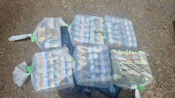 Los detenidos no pudieron acreditar la procedencia legal de la gran cantidad de dinero Foto: Ejército Mexicano