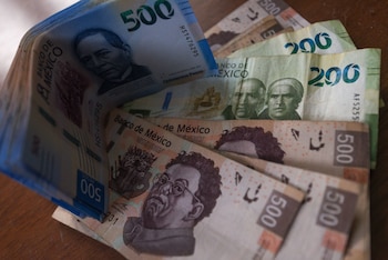 TOLUCA, ESTADO DE MÉXICO, 03ENERO2021.- Aspectos de billetes de diferentes denominaciones, durante el inicio de año siempre es recomendable manejar de forma responsable el dinero para poder atravesar la llamada cuesta de enero. FOTO: CRISANTA ESPINOSA AGUILAR /CUARTOSCURO.COM