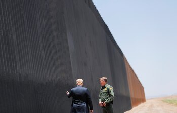 Donald Trump señala hacia el