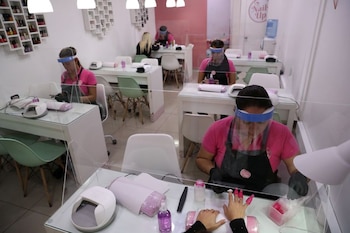 Las mujeres encabezan las cifras de cesantía. En la foto, un salón de manicure en un centro comercial en Santiago, Chile. REUTERS/Ivan Alvarado