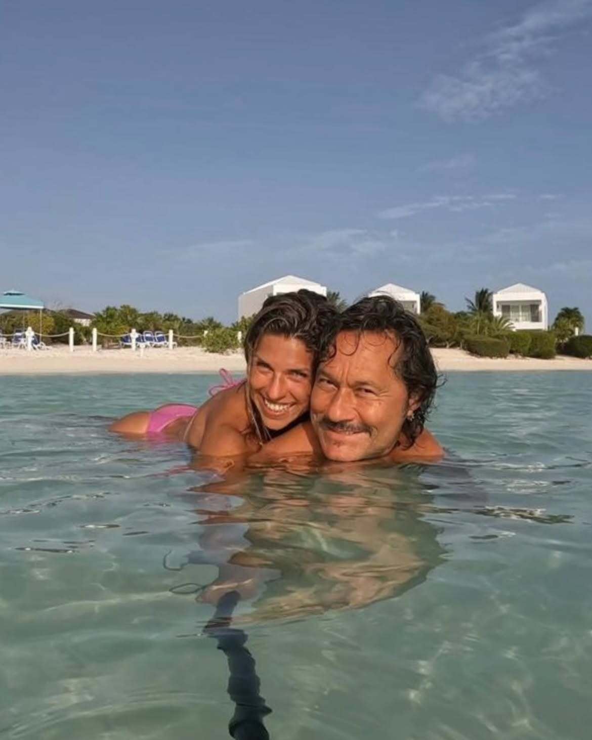 Torres y Díaz Radonic, con el cabello mojado y abrazados frente a cámara, en las aguas cristalinas del Caribe