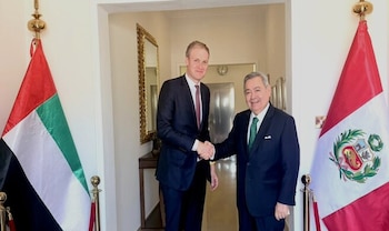 Durante el encuentro, el embajador del Perú en los Emiratos Árabes Unidos, Alberto Farje, y representantes de Emirates Airline evaluaron oportunidades para fortalecer la conectividad aérea entre ambos países.