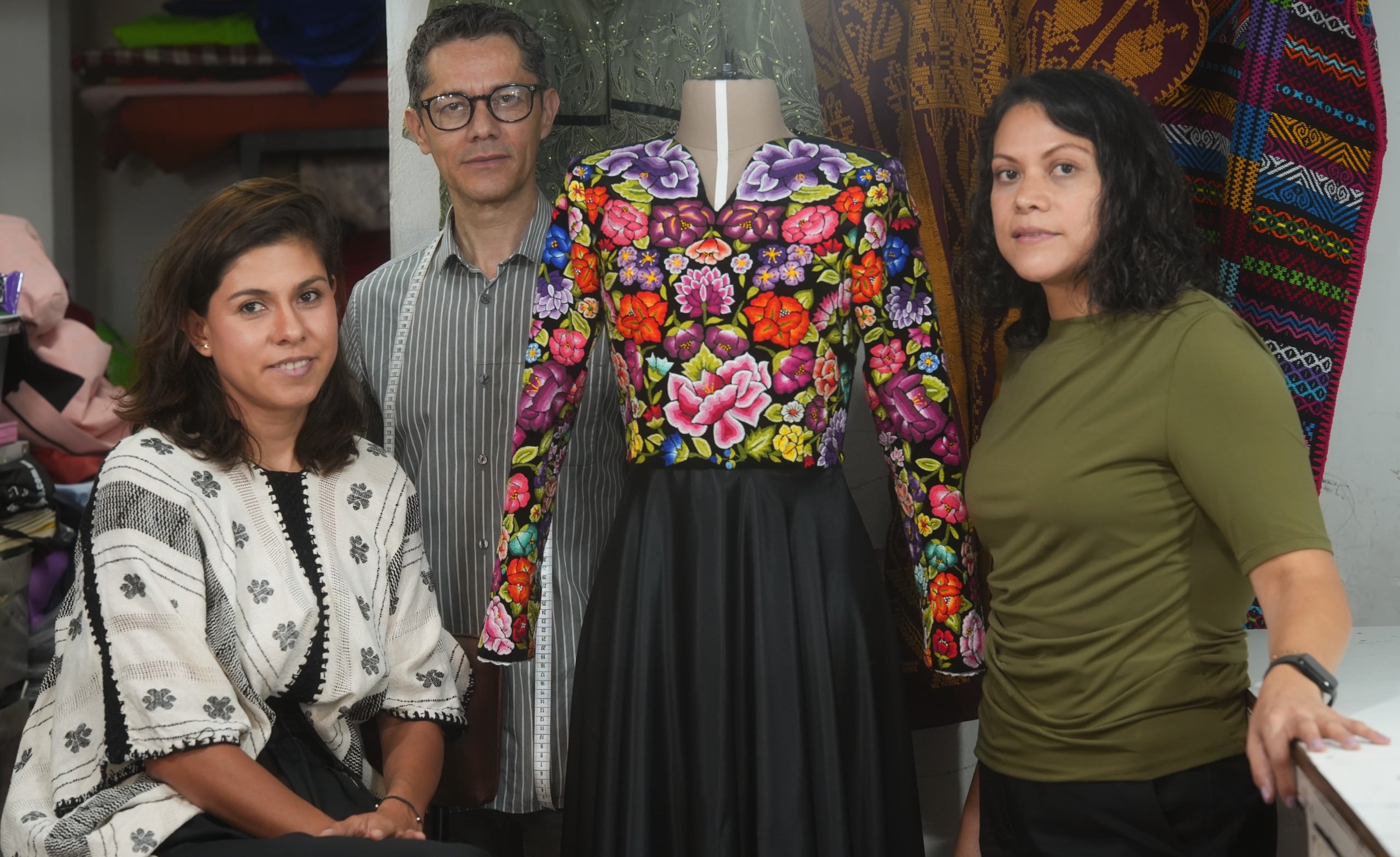 Elvis Guerra, Dayari Ramírez, Reyna Montero y Lorena Martínez, integrantes del taller Biulú, bordan a mano la prenda que Sheinbaum usa en la ceremonia del Grito de Independencia. (Foto: Presidencia)