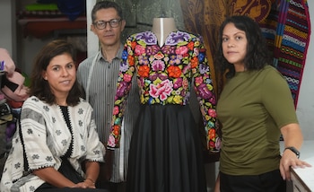 Elvis Guerra, Dayari Ramírez, Reyna Montero y Lorena Martínez, integrantes del taller Biulú, bordan a mano la prenda que Sheinbaum usa en la ceremonia del Grito de Independencia. (Foto: Presidencia)