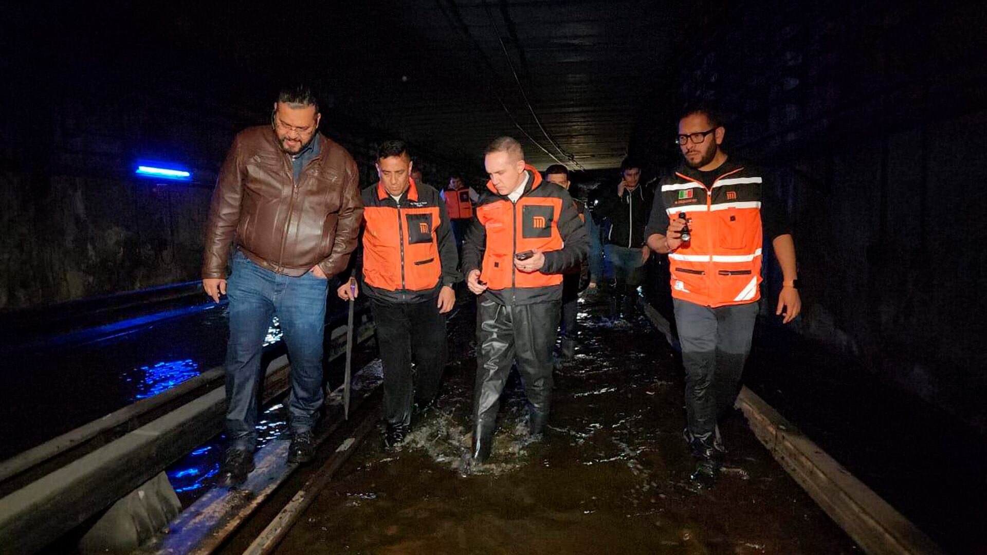Adrián Rubalcava, director del Metro de la Ciudad de México, acudió a la supervisión del tramo afectado de la Línea 8.  (X/@MetroCDMX)