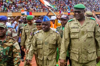 Miembros de un consejo militar que dio un golpe de estado en Níger durante un mitin en un estadio en Niamey. REUTERS/Mahamadou Hamidou