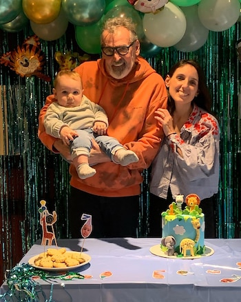 Benito Fernández con su nieto