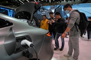 Un vehículo eléctrico Geely Galaxy E8 en una feria automotriz en Beijing (AP/Andy Wong/Archivo)