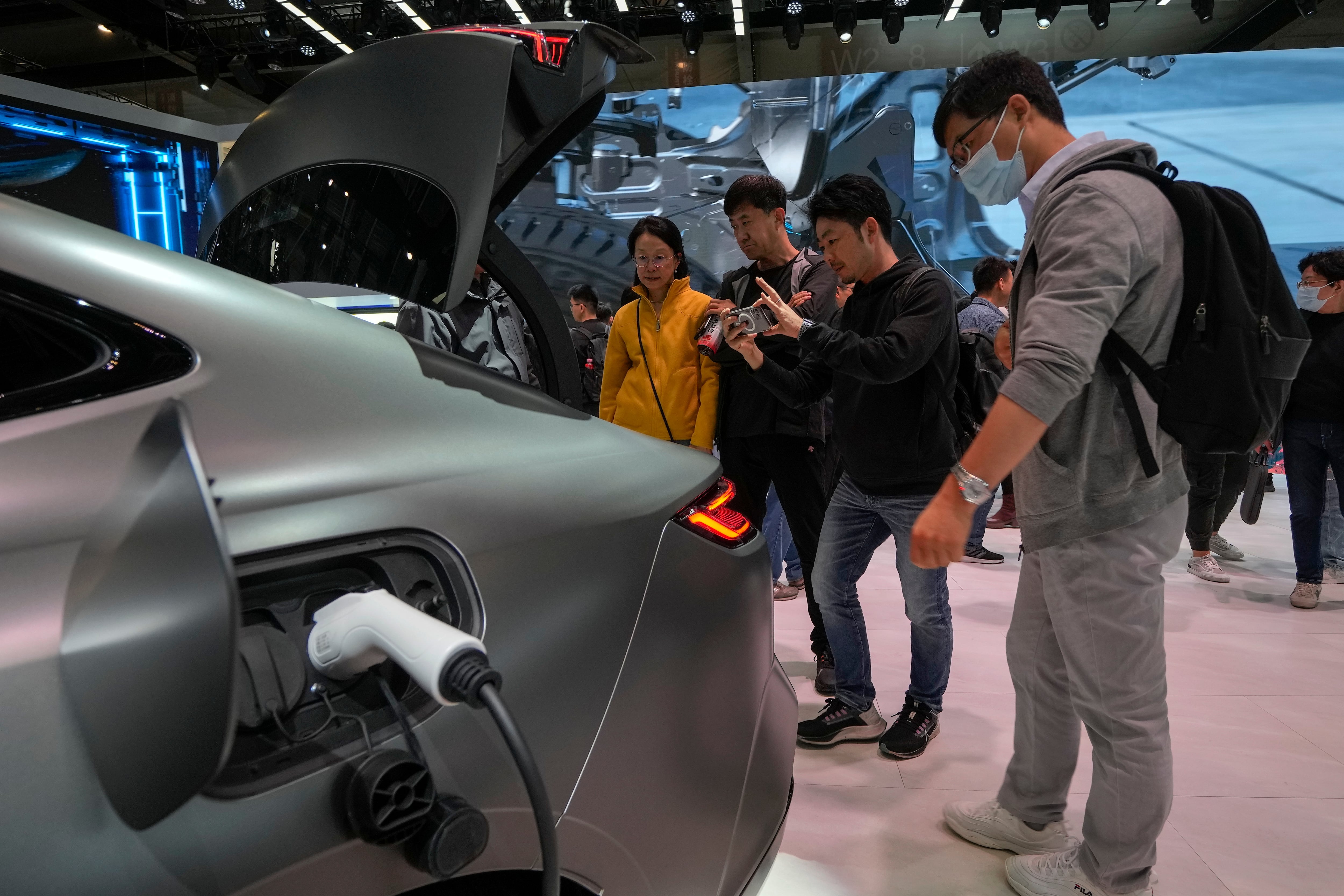 Un vehículo eléctrico Geely Galaxy E8 en una feria automotriz en Beijing (AP/Andy Wong/Archivo)