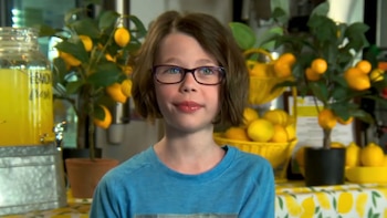 Cada mes, Delanie Dennis elige una organización distinta de rescate animal para donar el dinero recaudado con su puesto de limonada (Captura de video / Good Morning America)