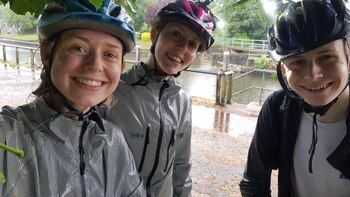 FOTO: Tres hermanos capturaron en una selfi el momento exacto en el que son alcanzados por un rayo que los mandó a la clínica