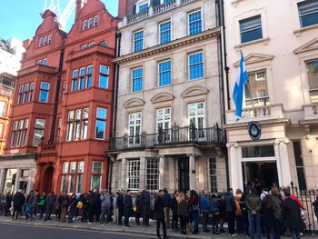 Argentinos hacen fila para votar