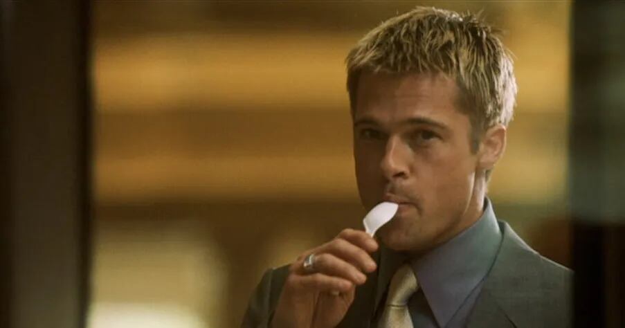 Brad Pitt come en una escena de 