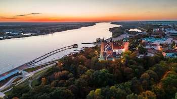 Vista aérea del casco antiguo de Płock, capital de la región polaca de Mazovia, con la colina de la catedral y el muelle. (Wikipedia)