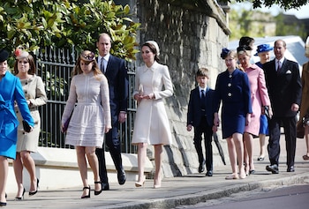 El príncipe Guillermo, duque de Cambridge (2.º por la izquierda), Catalina, duquesa de Cambridge (4.ª por la izquierda), la princesa Eugenia de York (izquierda), la princesa Beatriz de York (2.ª por la izquierda), Sofía, condesa de Wessex (derecha), Lady Luisa Windsor (2.ª por la derecha) y James, vizconde Severn (3.º por la derecha), llegan para asistir al servicio religioso del Domingo de Pascua en la Capilla de San Jorge, Castillo de Windsor en 2017. (AFP PHOTO / POOL / Jonathan Brady)