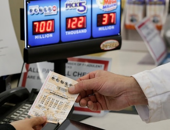 Powerball realiza su sorteo millonario cada lunes, miércoles y sábado
(AP)