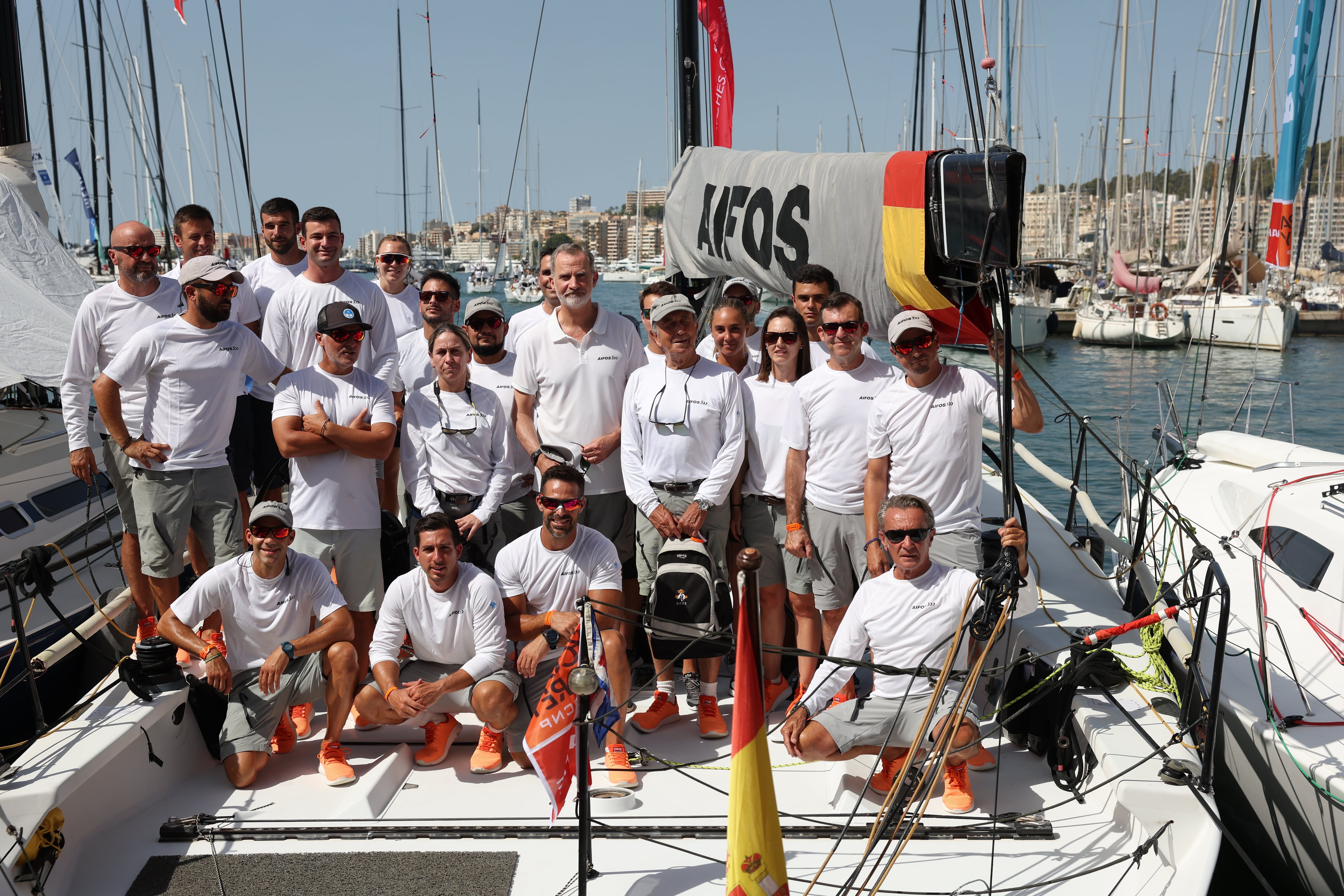 El rey Felipe a bordo del velero Aifos en el Real Club Náutico de Palma este martes, donde participa en la regata de la Copa del Rey Mapfre de vela.- EFE/ Ballesteros