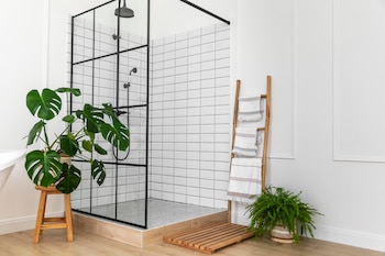 Un cuarto de baño decorado con plantas