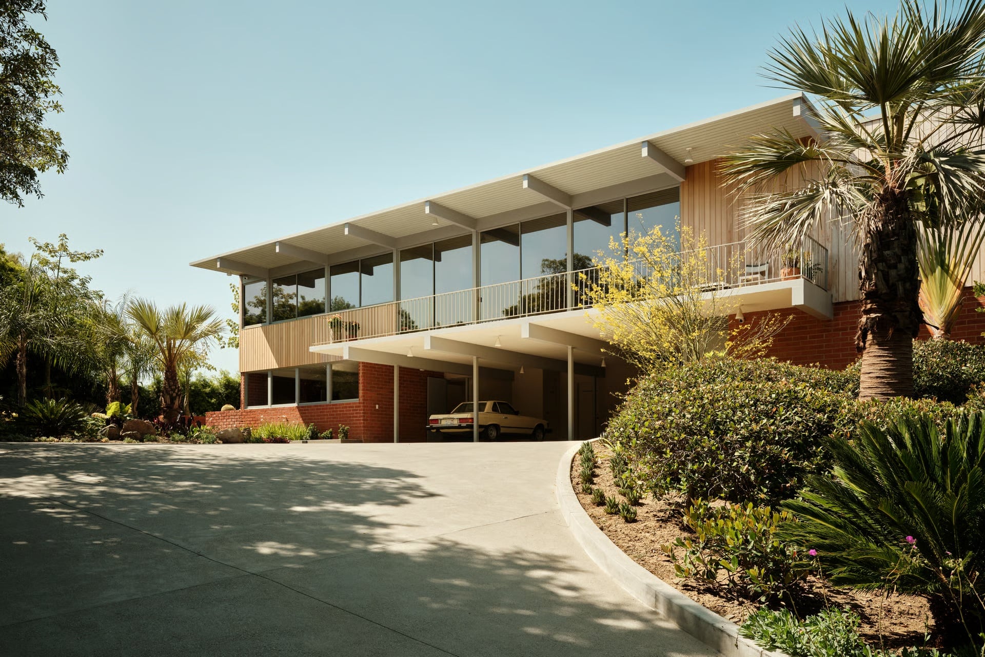 El inmueble construido en 1956 ocupa el terreno del 1035 de Summit Drive y fue restaurado por Benedikt Taschen y Lauren, quienes lo compraron hace ocho años (crédito: Carolwood Estates/Nils Timm)