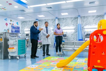 La apertura de las nuevas y modernas instalaciones contó con la presencia del ministro de Salud, doctor Francisco José Alabi Montoya, quien junto a personal médico recorrió el edificio.