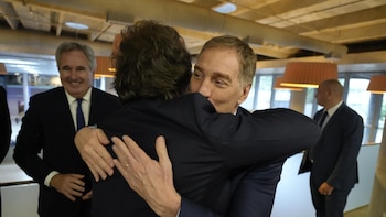 Javier Milei y Diego Santilli están reunidos en Olivos y se define el sucesor de Adorni como Jefe de Gabinete