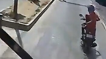 Motociclista invade carril del Mexibús