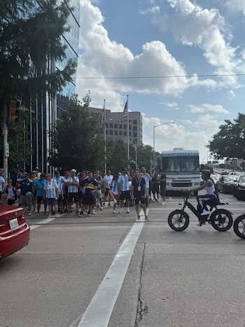 Banderazo de argentinos en Dallas antes del partido ante Austria