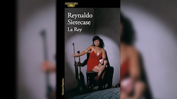 Portada del libro "La Rey" de Reinaldo Sietecase. Una mujer sentada en una silla, vestida de rojo, sosteniendo un rifle