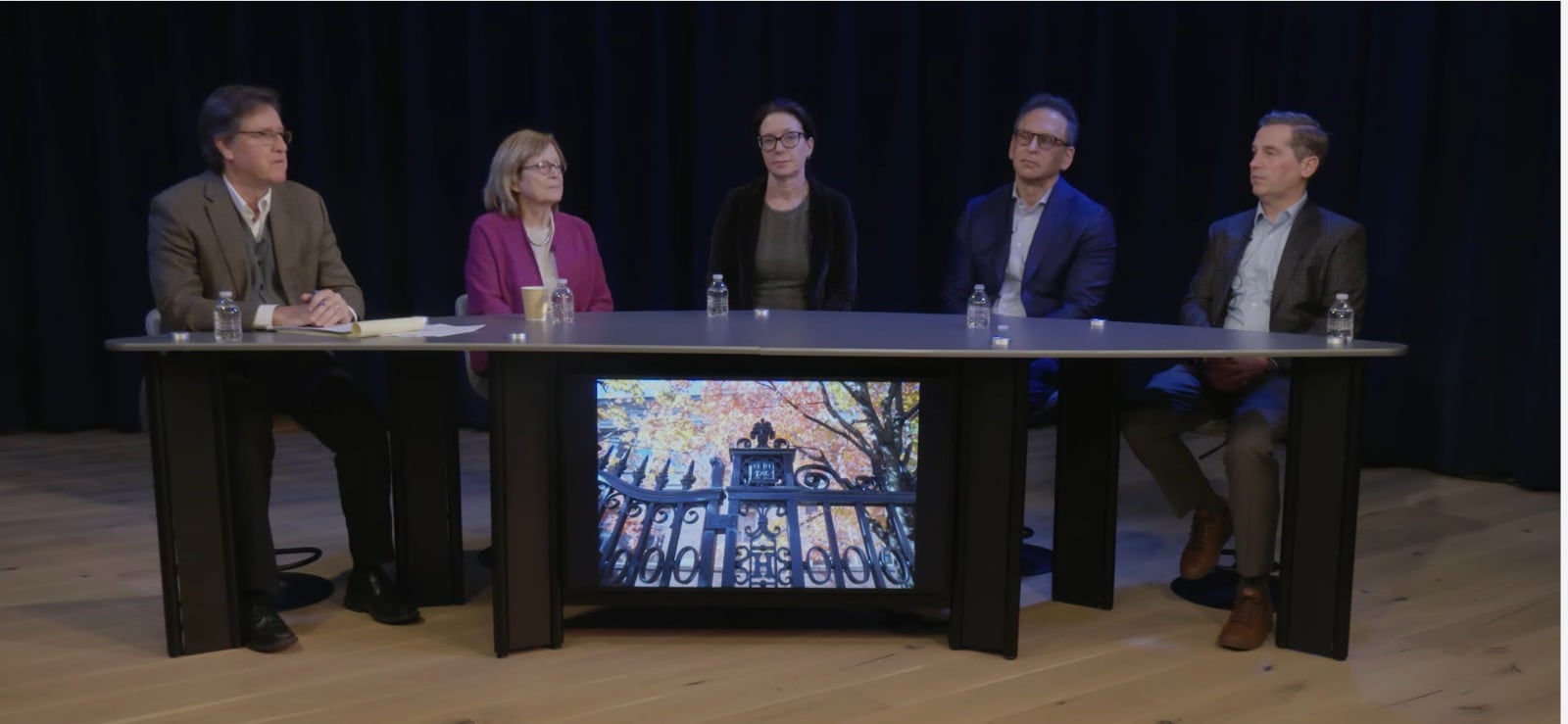 Alvin Powell (de izquierda a derecha), Elizabeth Lunbeck, Karestan Koenen, Jordan Smoller y Matthew Nock (Captura de video)