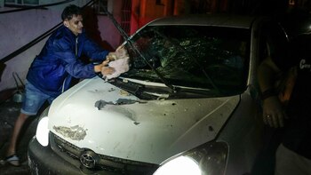 Un hombre trata de limpiar