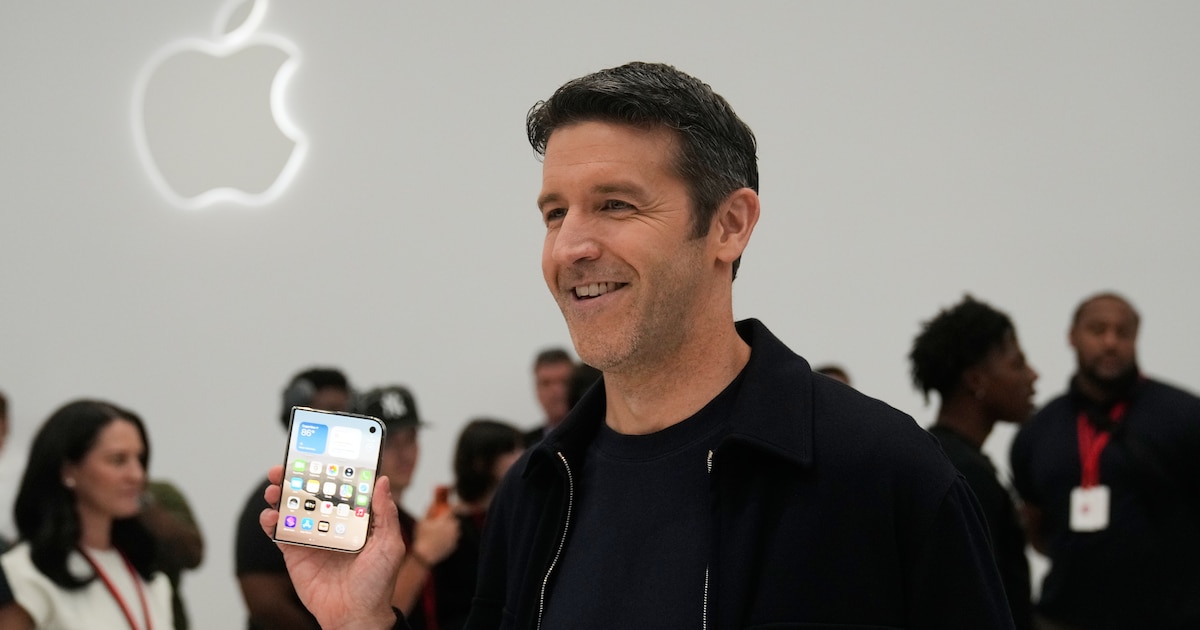 John Ternus, CEO de Apple, es portada de la revista Time con el iPhone Duo como uno de los mejores inventos de 2026